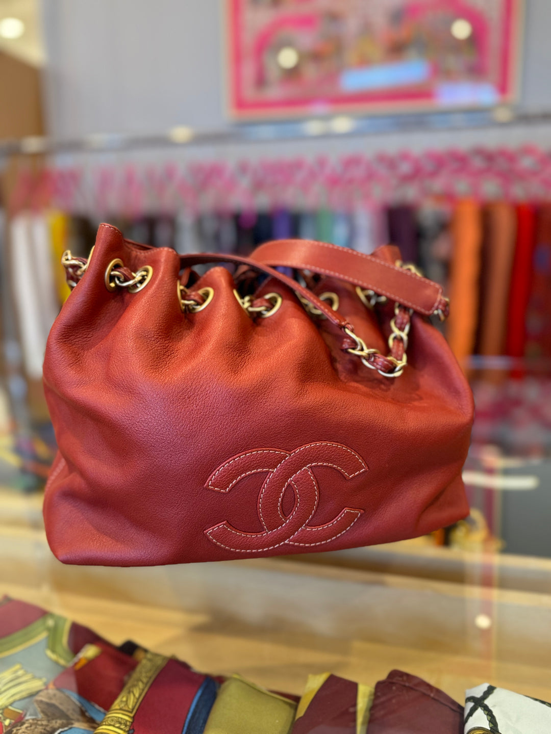 CHANEL ビンテージ　バケツ型バッグ CHANEL Vintage Leather Drawstring Bucket Shoulder Bag - Consigned