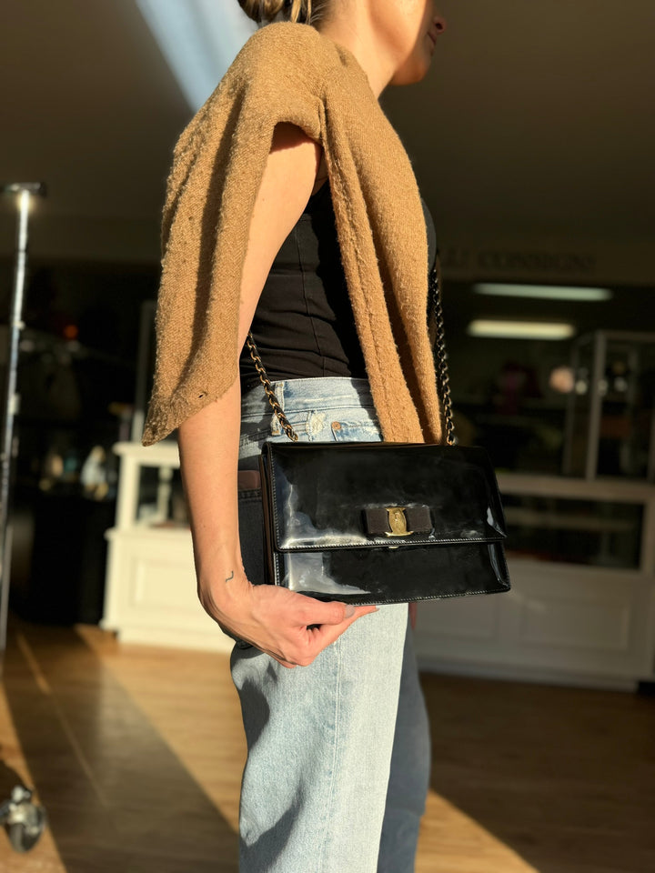【Salvatore Ferragamo】VARAチェーンバッグ Salvatore Ferragamo/vara/chain shoulder bag/black/gold