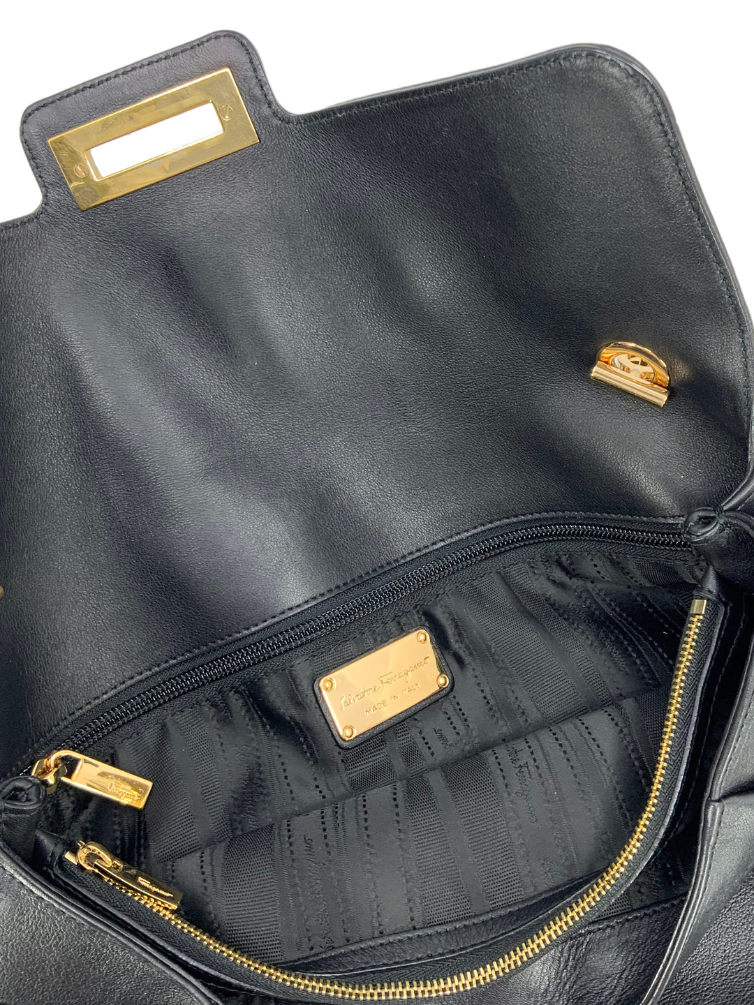 【関税負担】 SALVATORE FERRAGAMO GANCINI POCHETTE Ferragamo Gancini Embossed Logo Leather Allover Pattern