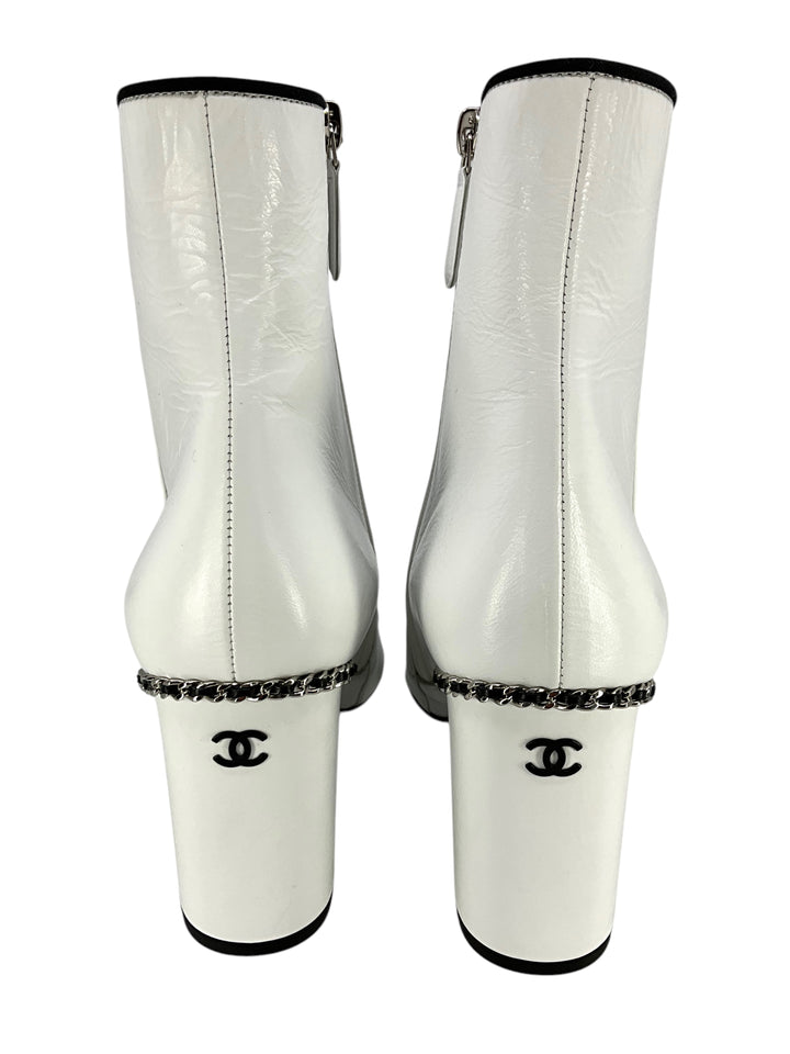 CHANEL ホワイトソックス CHANEL Leather Cap Toe Logo Ankle Boots Size 10 - Consigned