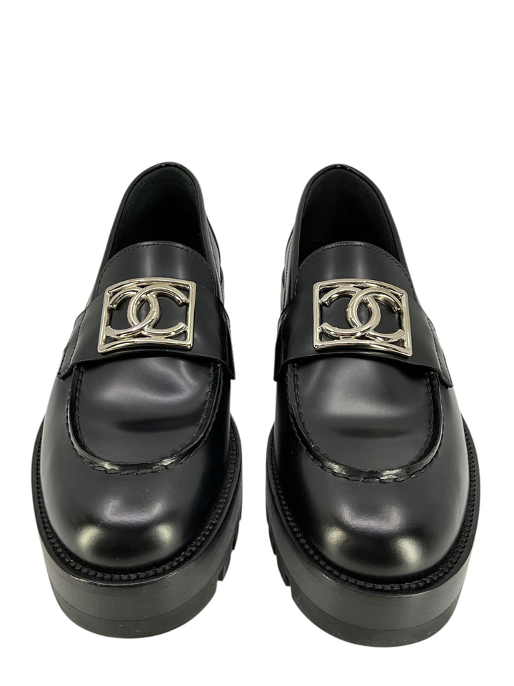2023ss CHANELローファー CHANEL 2023 Interlocking CC Logo Loafers Size 6 - Consigned Designs