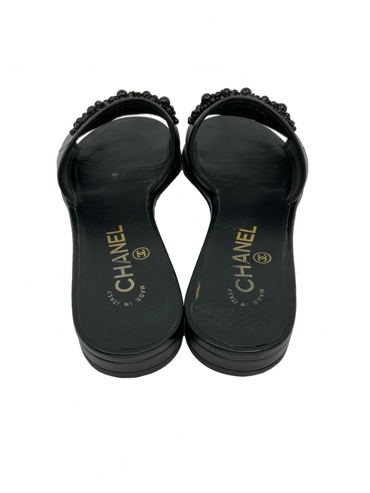 CHANEL ベージュと黒のレザー ミュール 37.5 C / 24CM Chanel Beige/Black Leather Cap Toe Slingback Heels Size 5.5
